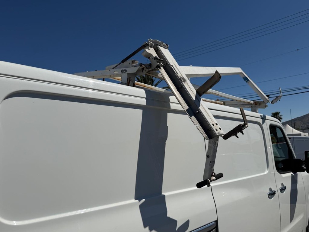 Nissan NV3500 Vehicle Full-screen Gallery Image 24