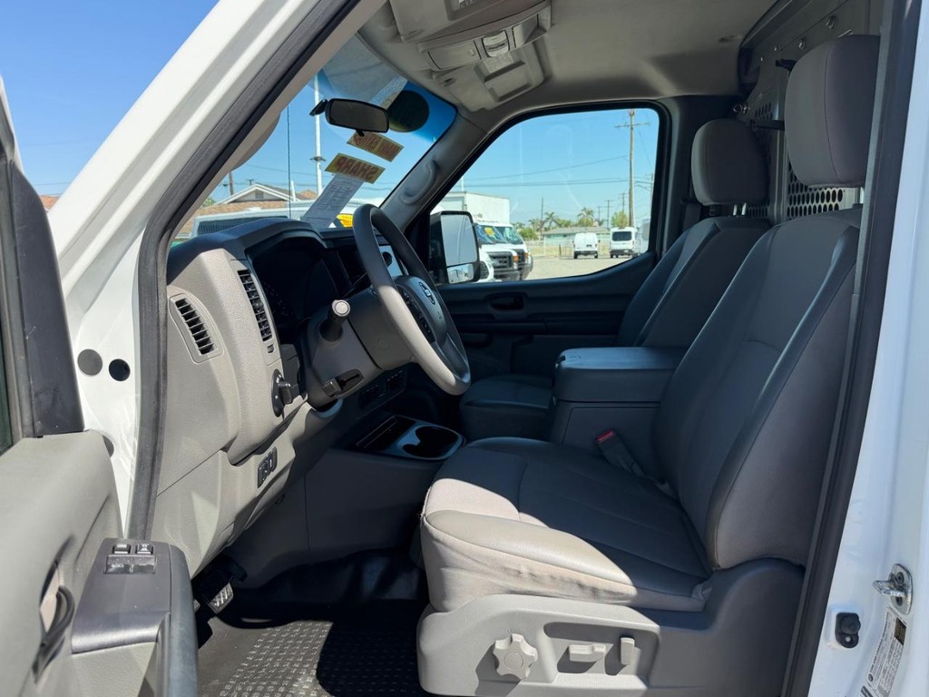Nissan NV3500 Vehicle Full-screen Gallery Image 28