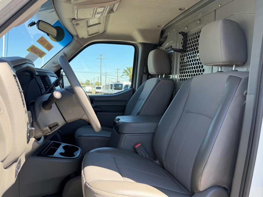 Nissan NV3500 Vehicle Full-screen Gallery Image 29