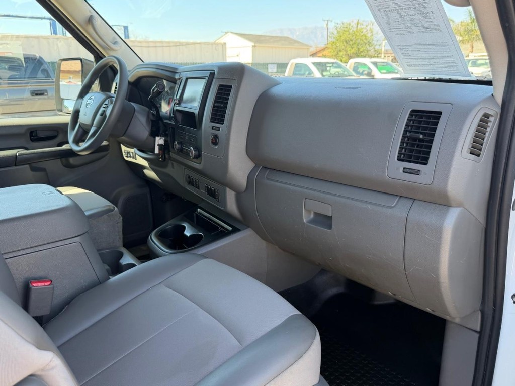 Nissan NV3500 Vehicle Full-screen Gallery Image 31