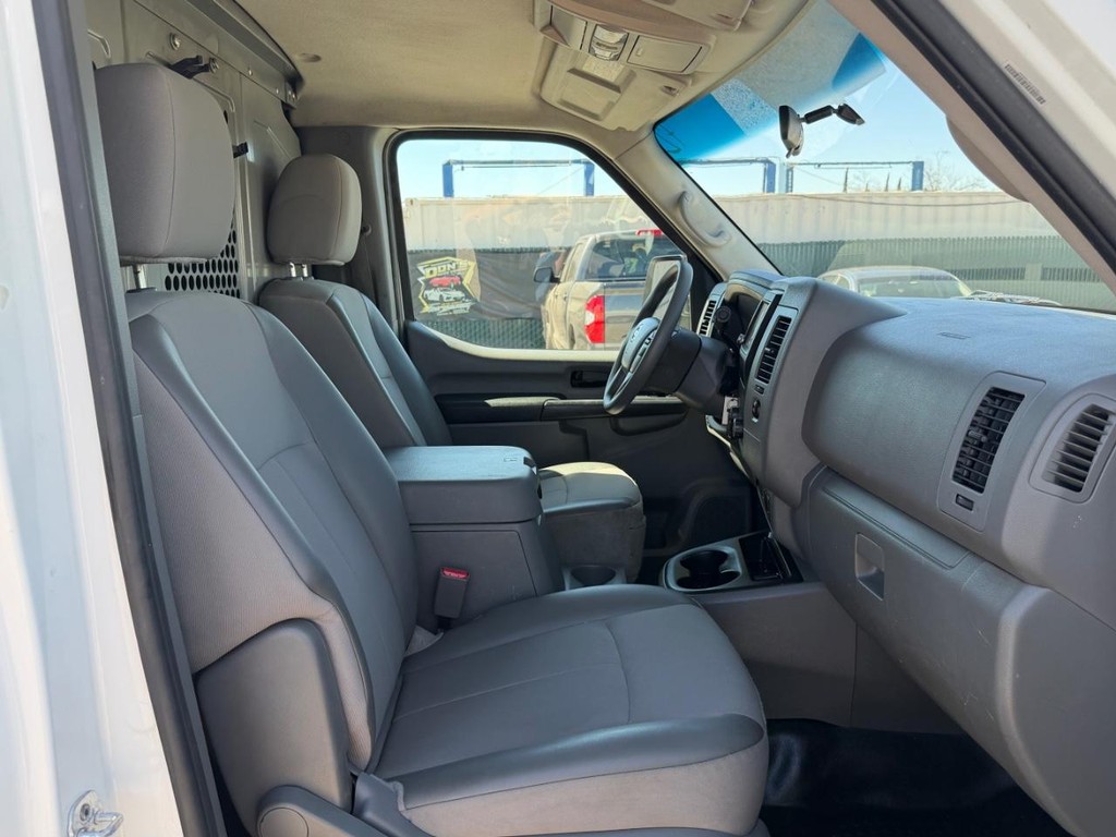 Nissan NV3500 Vehicle Full-screen Gallery Image 32