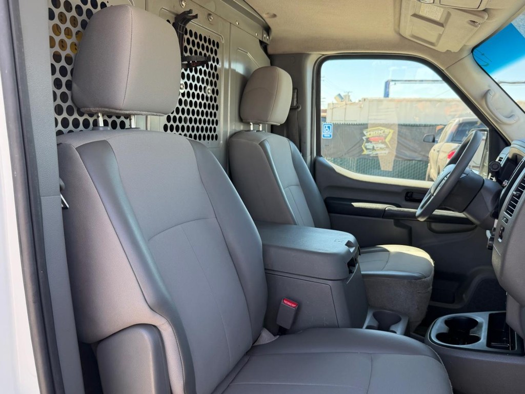 Nissan NV3500 Vehicle Full-screen Gallery Image 33