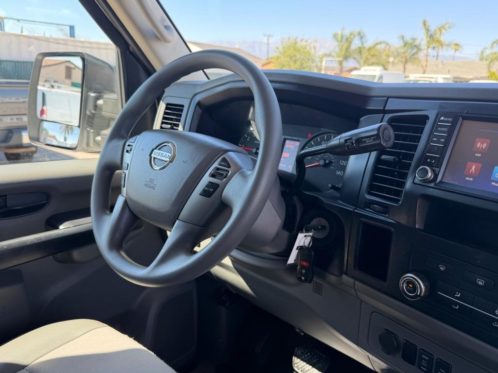 Nissan NV3500 Vehicle Full-screen Gallery Image 34