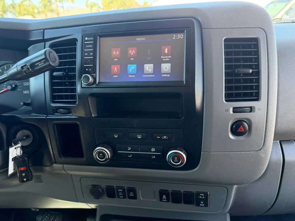 Nissan NV3500 Vehicle Full-screen Gallery Image 35