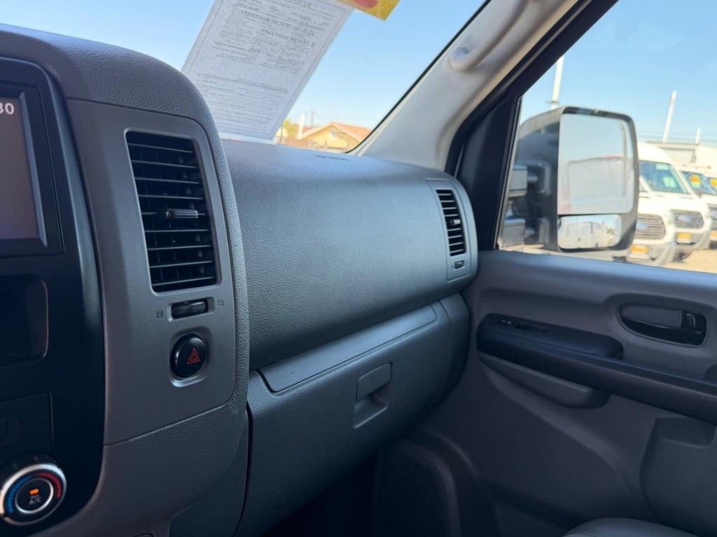 Nissan NV3500 Vehicle Full-screen Gallery Image 36