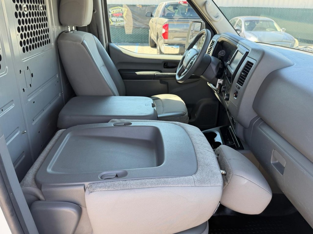 Nissan NV3500 Vehicle Full-screen Gallery Image 37