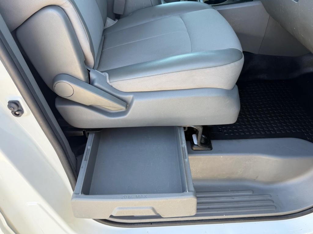 Nissan NV3500 Vehicle Full-screen Gallery Image 38