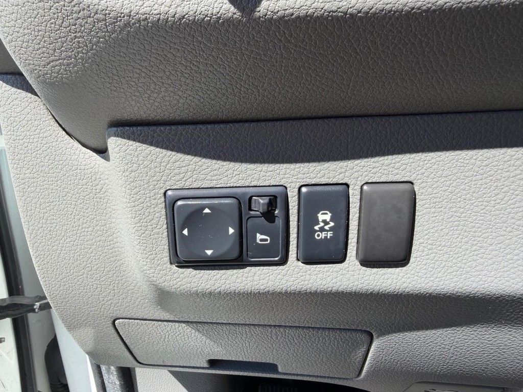 Nissan NV3500 Vehicle Full-screen Gallery Image 42