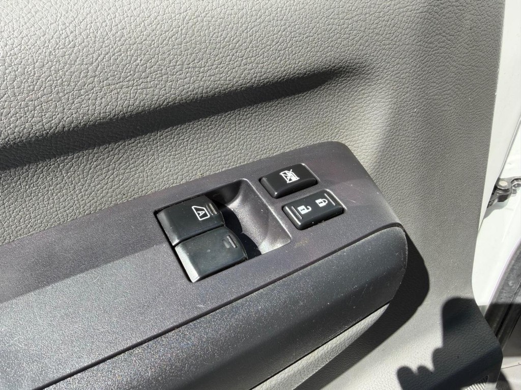 Nissan NV3500 Vehicle Full-screen Gallery Image 43