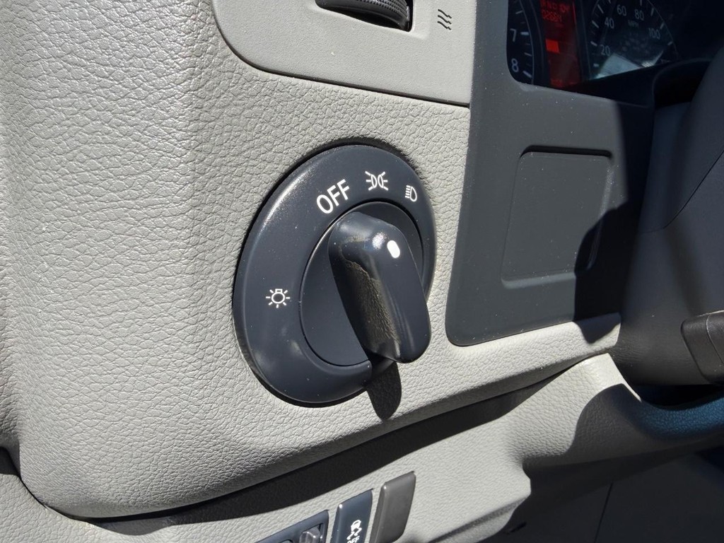 Nissan NV3500 Vehicle Full-screen Gallery Image 44