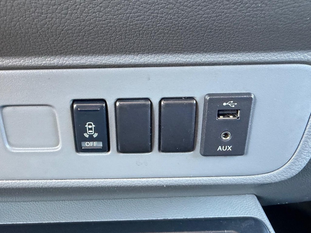 Nissan NV3500 Vehicle Full-screen Gallery Image 46