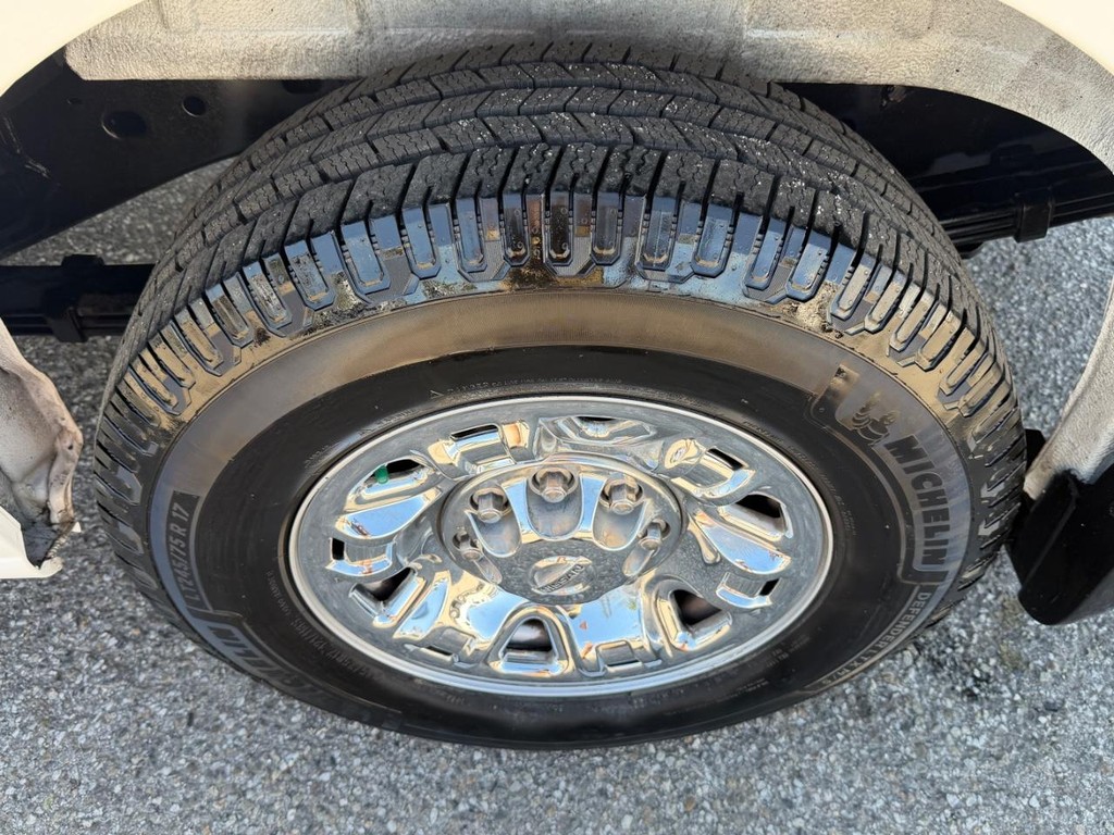 Nissan NV3500 Vehicle Full-screen Gallery Image 54