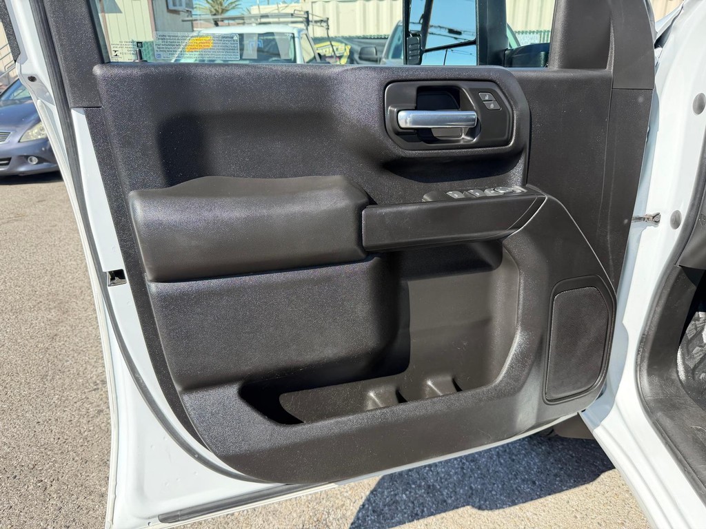 Chevrolet Silverado 2500HD Vehicle Full-screen Gallery Image 15