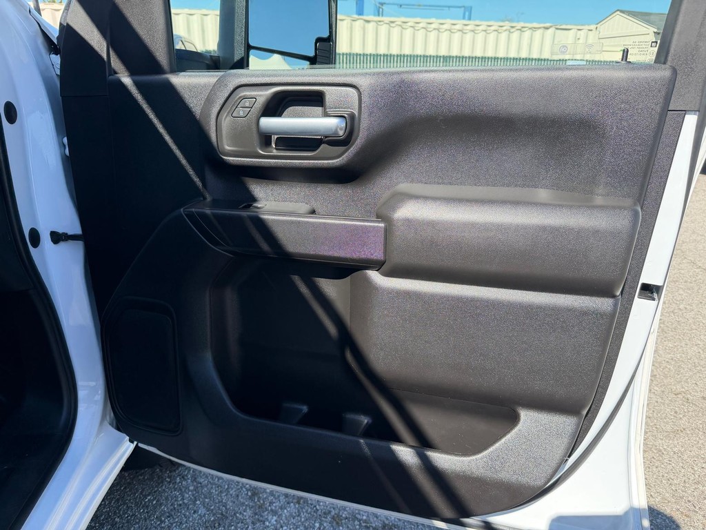 Chevrolet Silverado 2500HD Vehicle Full-screen Gallery Image 18