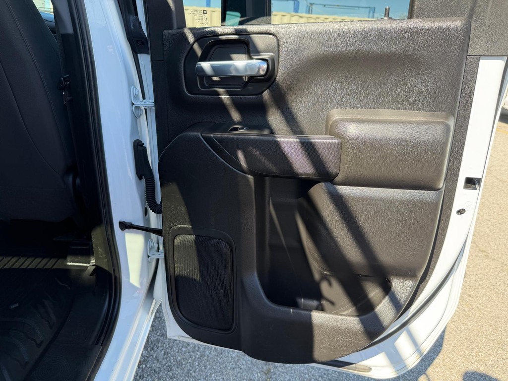 Chevrolet Silverado 2500HD Vehicle Full-screen Gallery Image 28