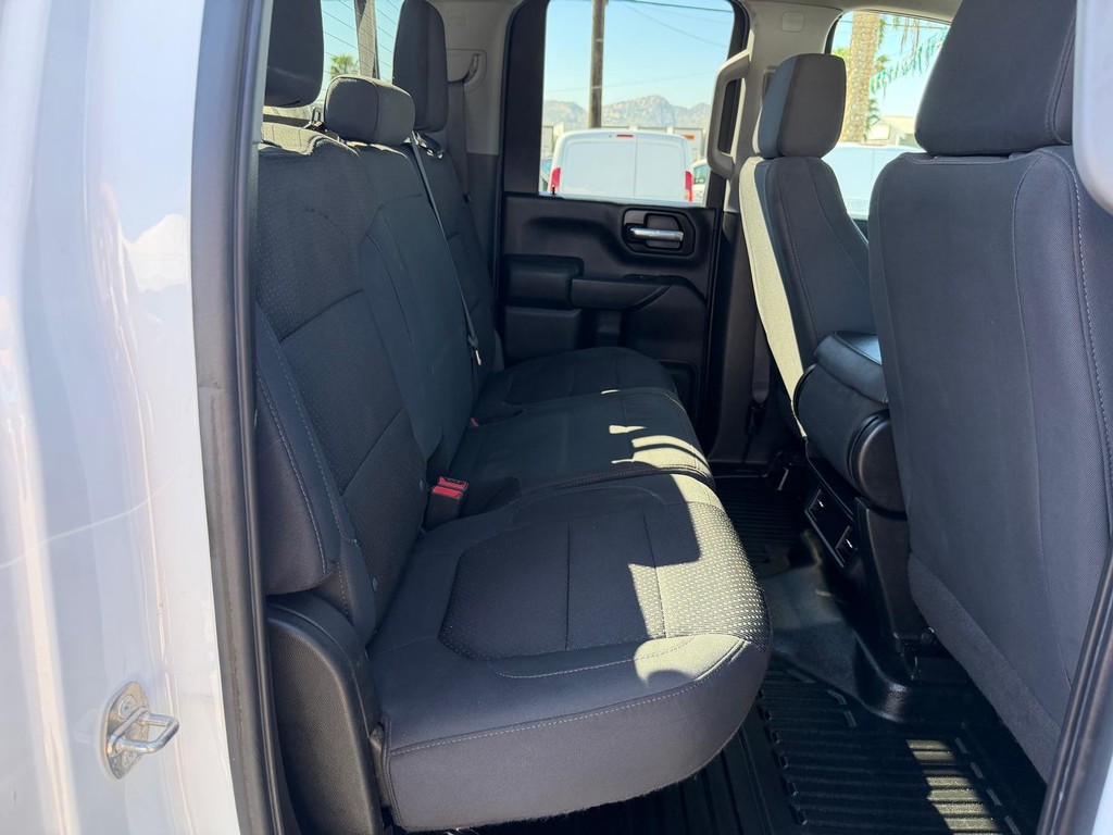 Chevrolet Silverado 2500HD Vehicle Full-screen Gallery Image 29