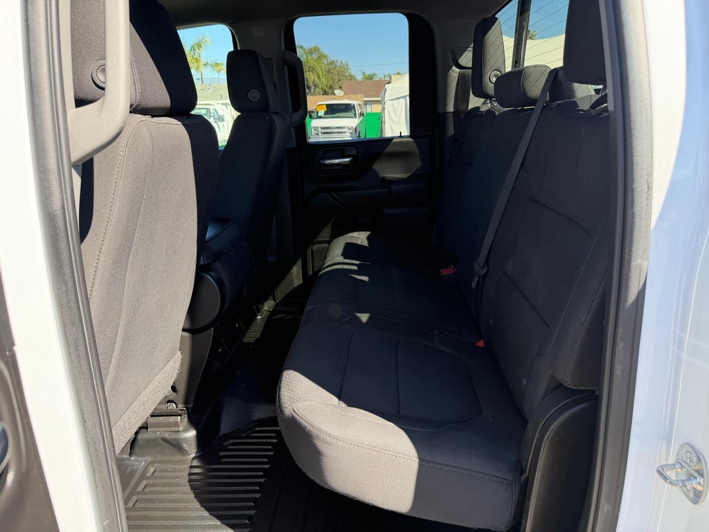 Chevrolet Silverado 2500HD Vehicle Full-screen Gallery Image 31