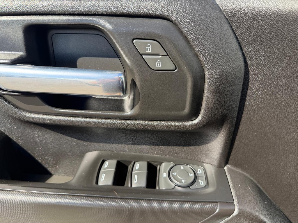 Chevrolet Silverado 2500HD Vehicle Full-screen Gallery Image 33