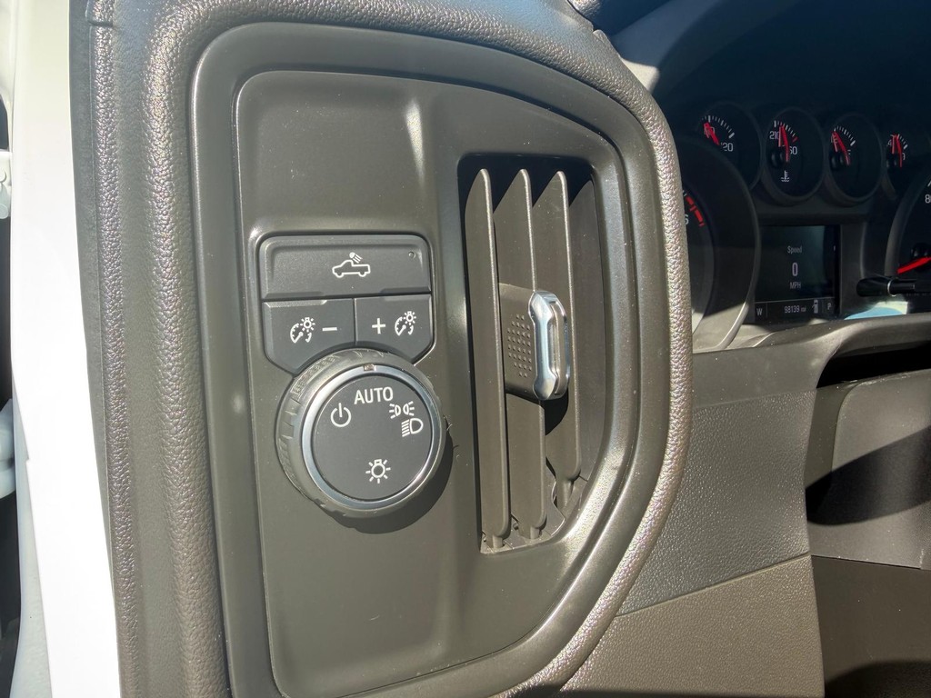 Chevrolet Silverado 2500HD Vehicle Full-screen Gallery Image 34