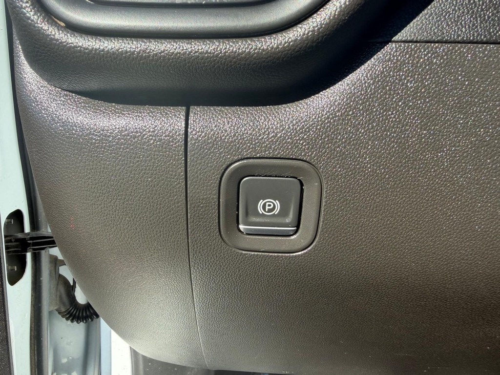 Chevrolet Silverado 2500HD Vehicle Full-screen Gallery Image 35