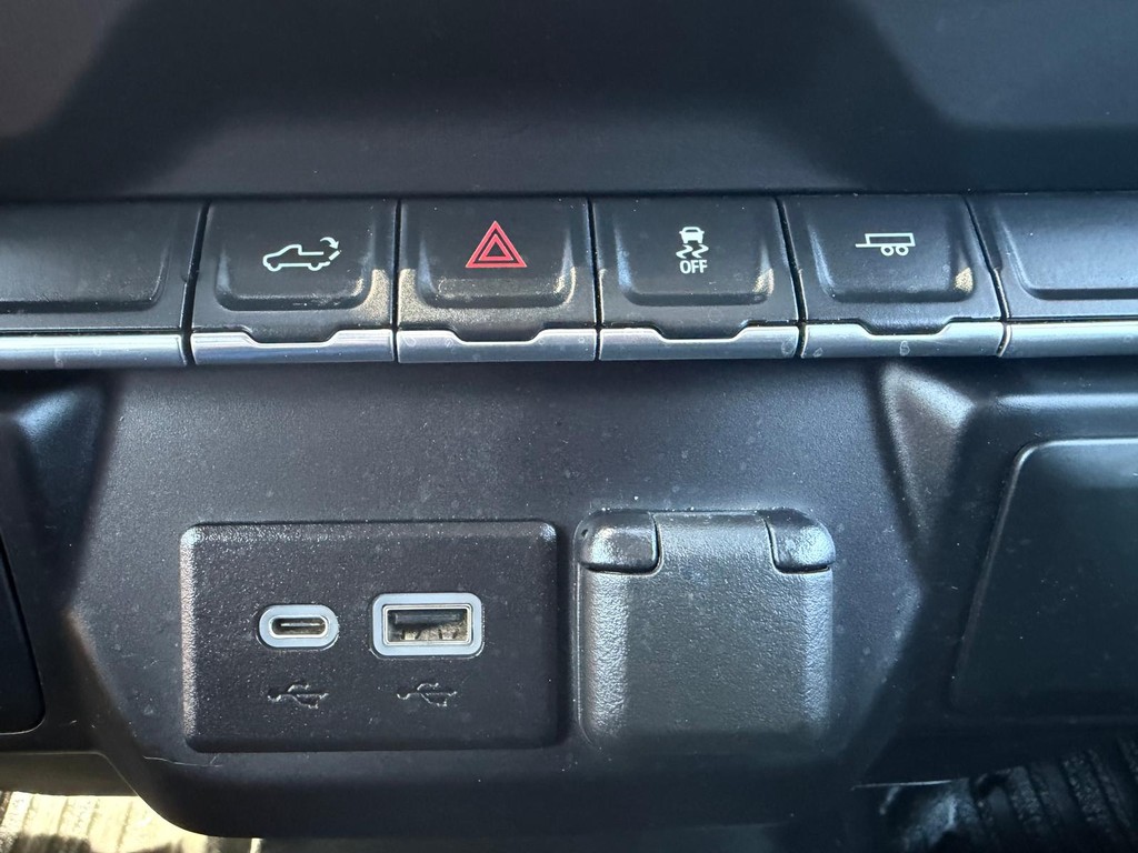 Chevrolet Silverado 2500HD Vehicle Full-screen Gallery Image 37