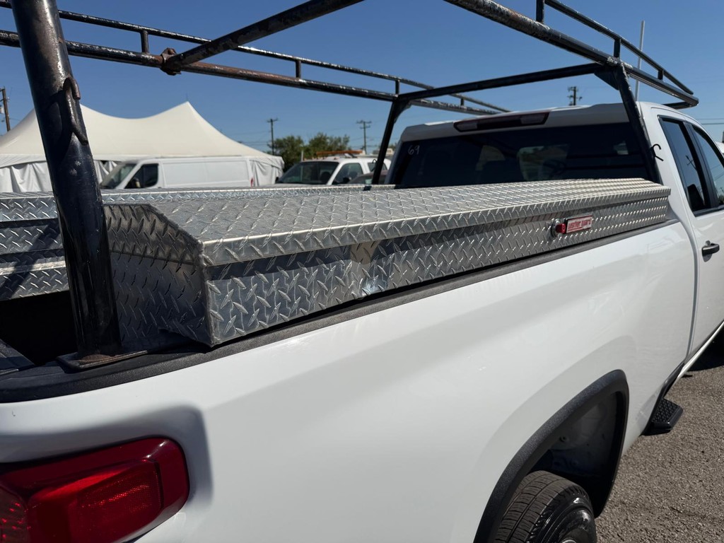 Chevrolet Silverado 2500HD Vehicle Full-screen Gallery Image 41