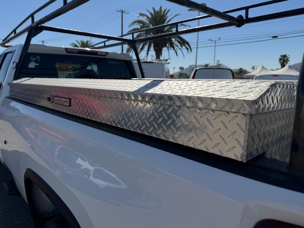 Chevrolet Silverado 2500HD Vehicle Full-screen Gallery Image 42