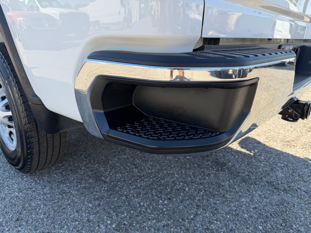 Chevrolet Silverado 2500HD Vehicle Full-screen Gallery Image 43