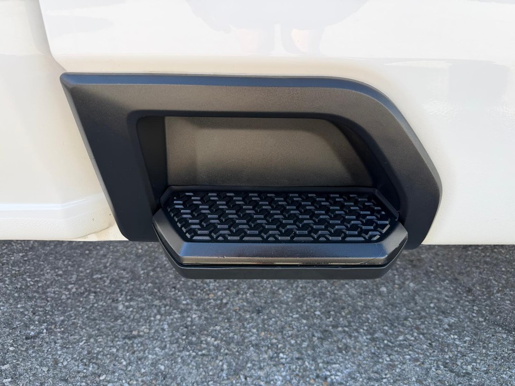 Chevrolet Silverado 2500HD Vehicle Full-screen Gallery Image 44