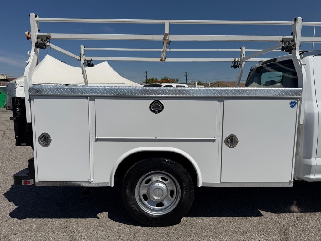 Ford F-350 Vehicle Full-screen Gallery Image 15