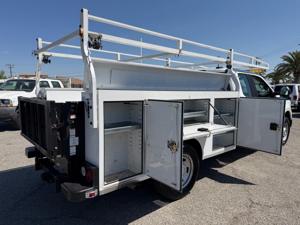 Ford F-350 Vehicle Full-screen Gallery Image 17