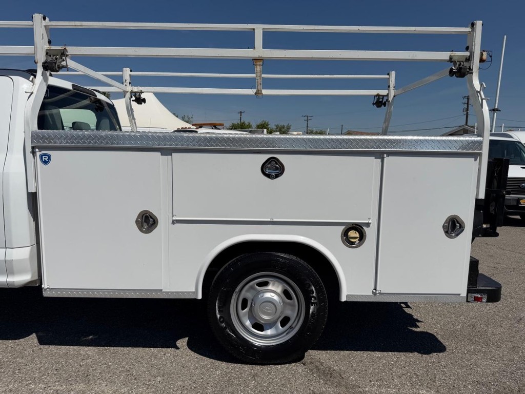 Ford F-350 Vehicle Full-screen Gallery Image 18