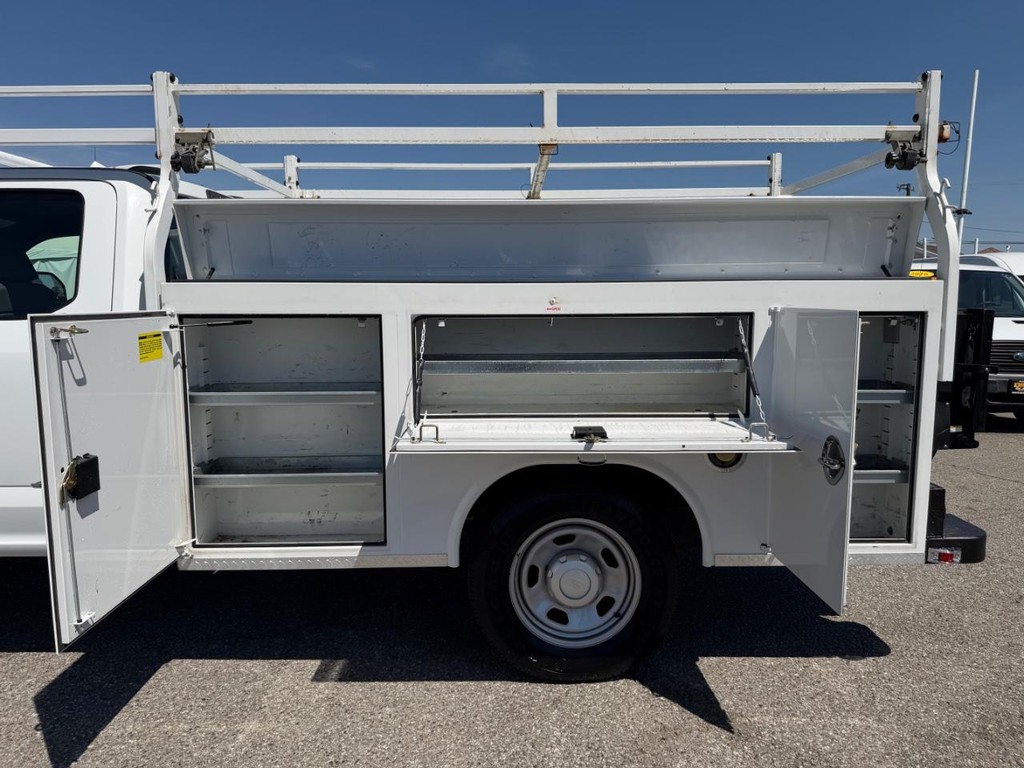 Ford F-350 Vehicle Full-screen Gallery Image 19