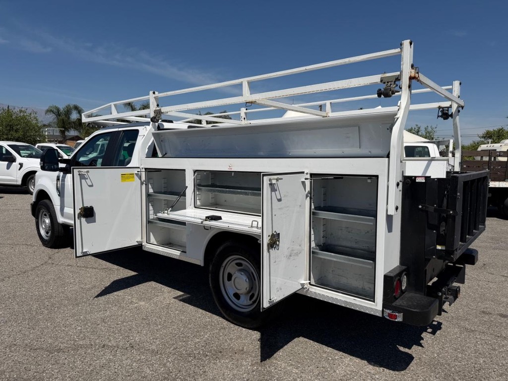 Ford F-350 Vehicle Full-screen Gallery Image 20