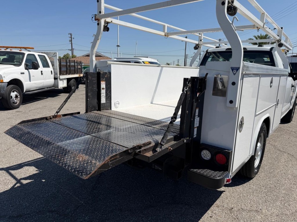 Ford F-350 Vehicle Full-screen Gallery Image 22