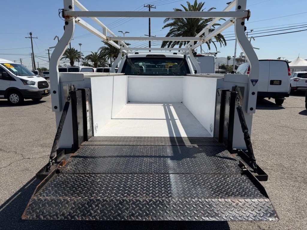 Ford F-350 Vehicle Full-screen Gallery Image 23