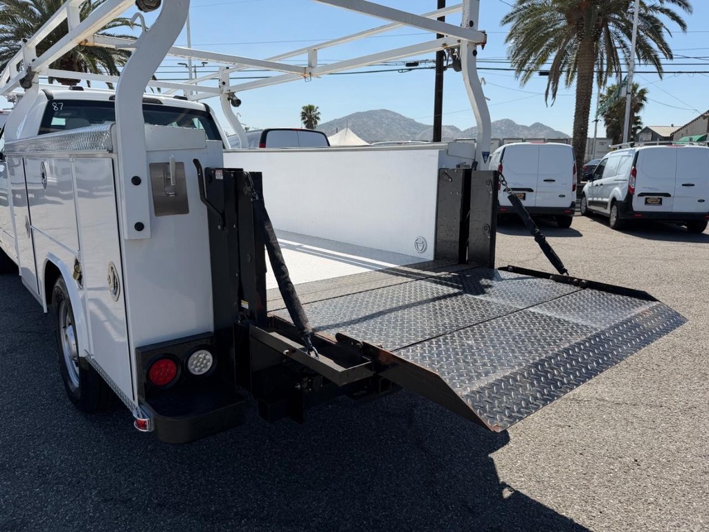 Ford F-350 Vehicle Full-screen Gallery Image 24