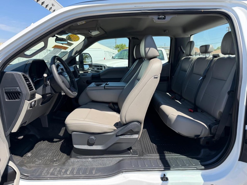 Ford F-350 Vehicle Full-screen Gallery Image 31