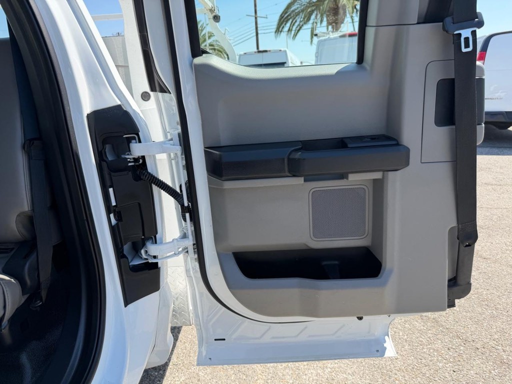 Ford F-350 Vehicle Full-screen Gallery Image 33