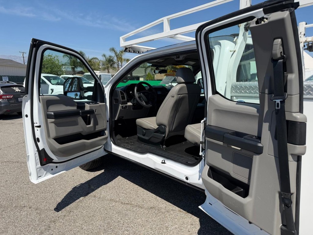 Ford F-350 Vehicle Full-screen Gallery Image 35