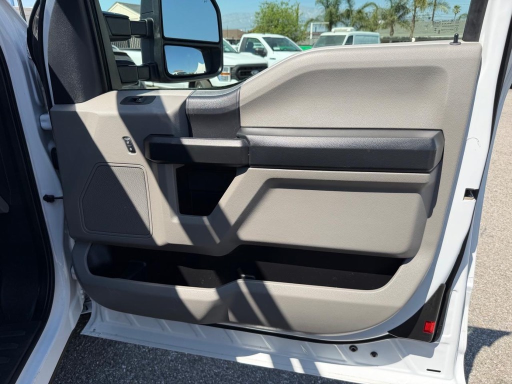 Ford F-350 Vehicle Full-screen Gallery Image 36