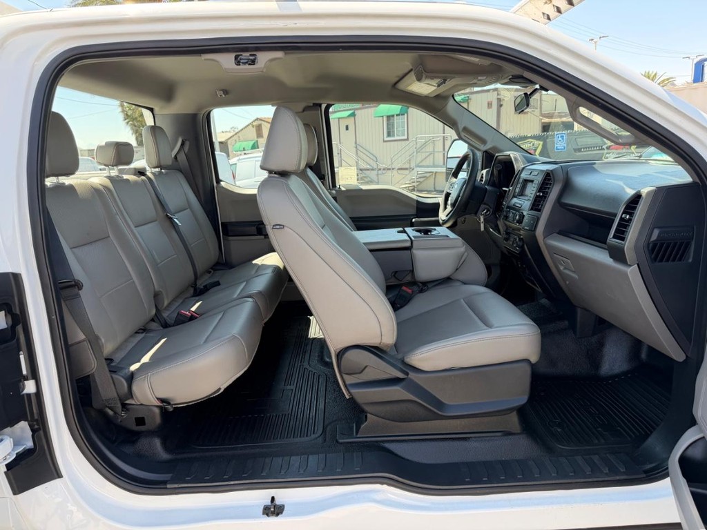 Ford F-350 Vehicle Full-screen Gallery Image 38