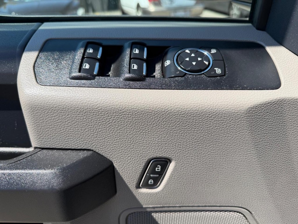 Ford F-350 Vehicle Full-screen Gallery Image 51