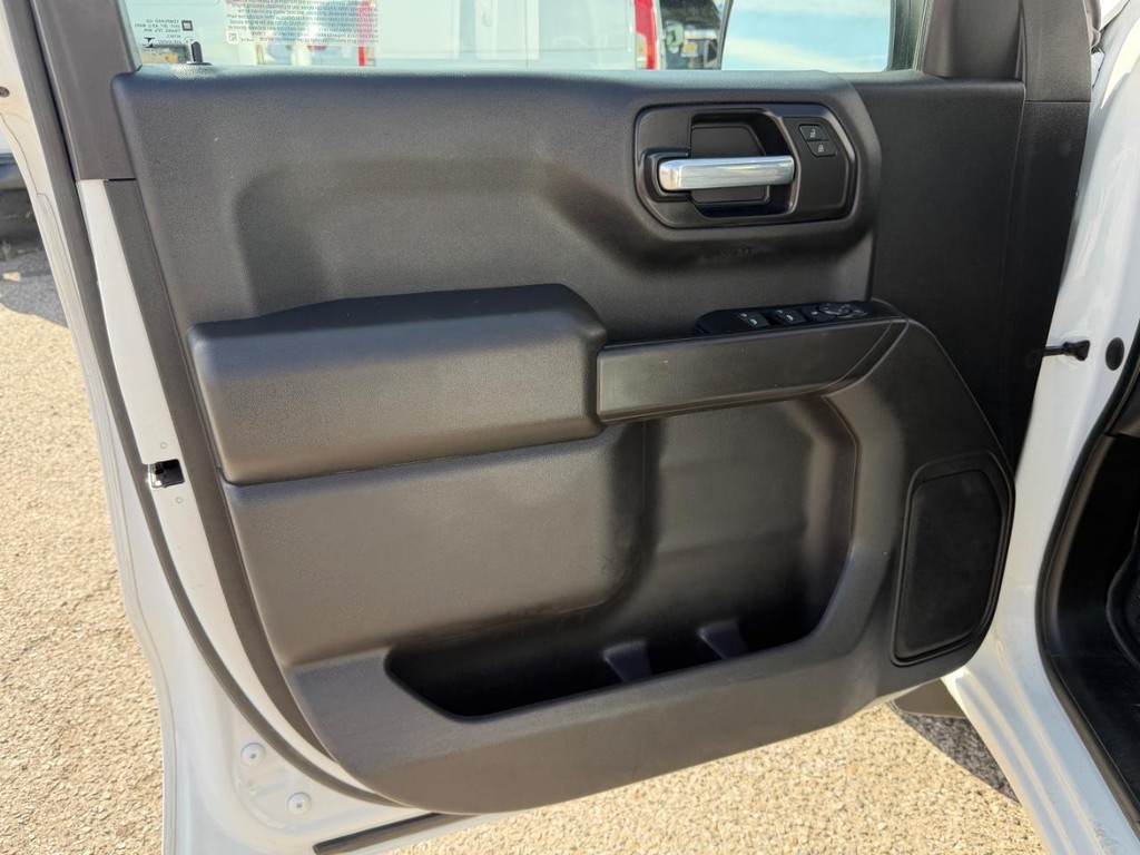 Chevrolet Silverado 1500 Vehicle Full-screen Gallery Image 15