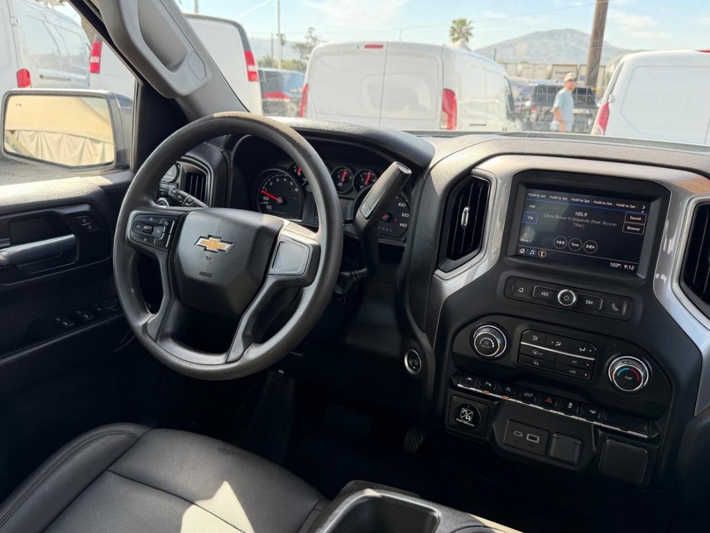 Chevrolet Silverado 1500 Vehicle Full-screen Gallery Image 24