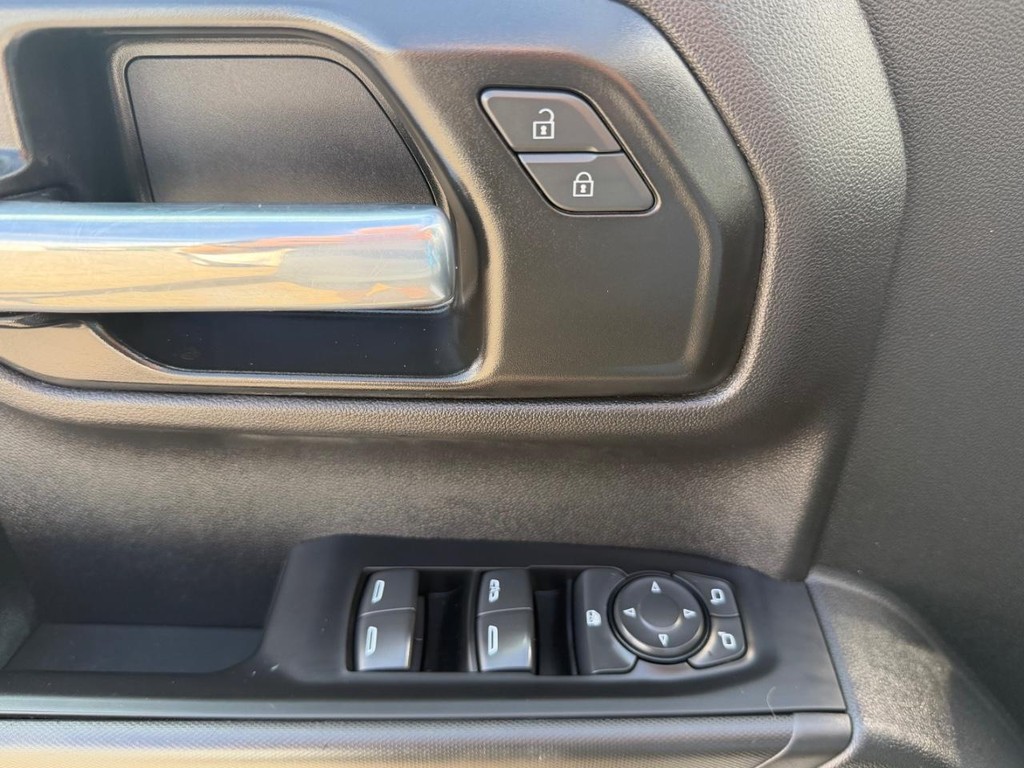 Chevrolet Silverado 1500 Vehicle Full-screen Gallery Image 30