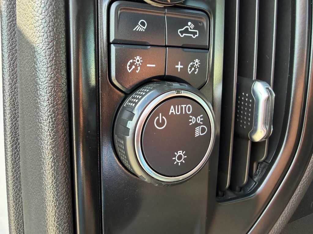 Chevrolet Silverado 1500 Vehicle Full-screen Gallery Image 31