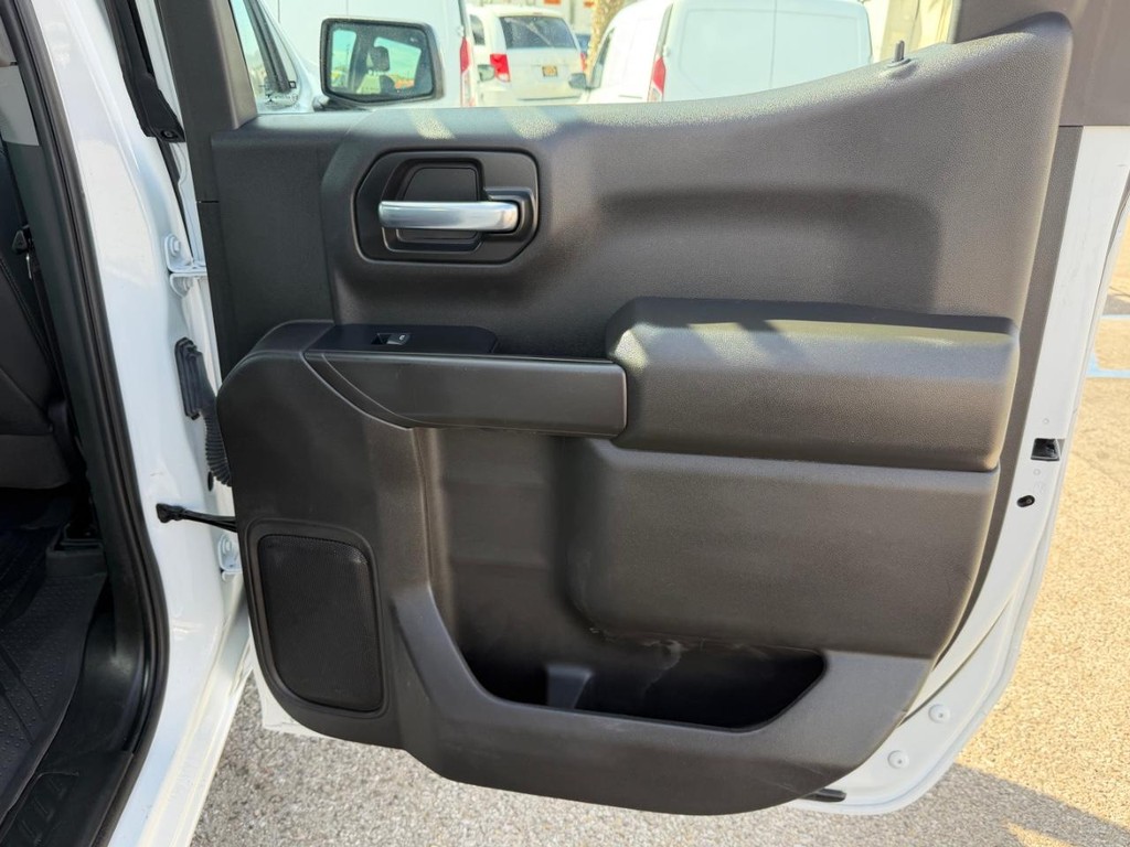 Chevrolet Silverado 1500 Vehicle Full-screen Gallery Image 36