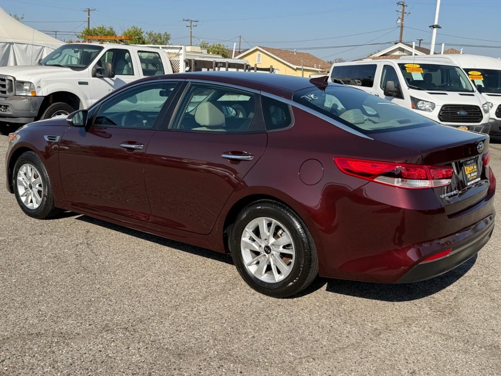 Kia Optima Vehicle Full-screen Gallery Image 11