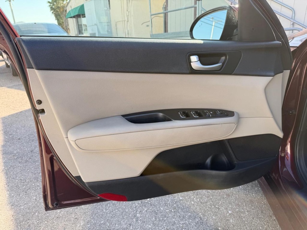 Kia Optima Vehicle Full-screen Gallery Image 16